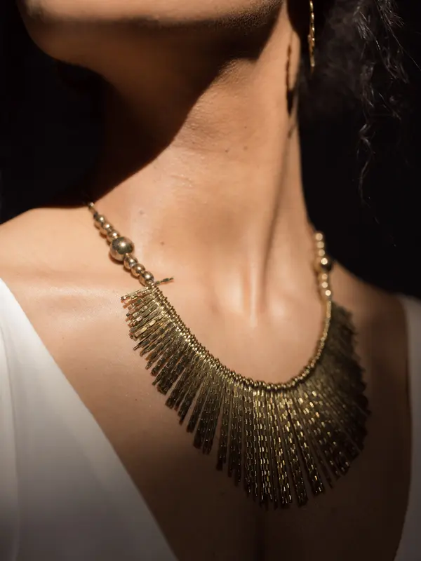 Ilustrasi kalung bib sebagai statement pada outfit. (foto: pexels)
