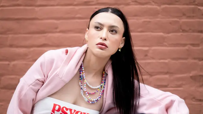 Ilustrasi kalung manik-manik sebagai statement pada outfit. (foto: pexels)
