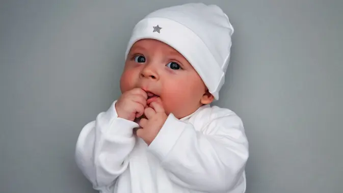 Vaksin rotavirus Bio-RV resmi mengantongi izin edar dari BPOM. Vaksin neonatal ini dapat diberikan sejak bayi baru lahir dan diharapkan memperkuat perlindungan terhadap diare akibat rotavirus. (Photo by British Baby Box on Unsplash)