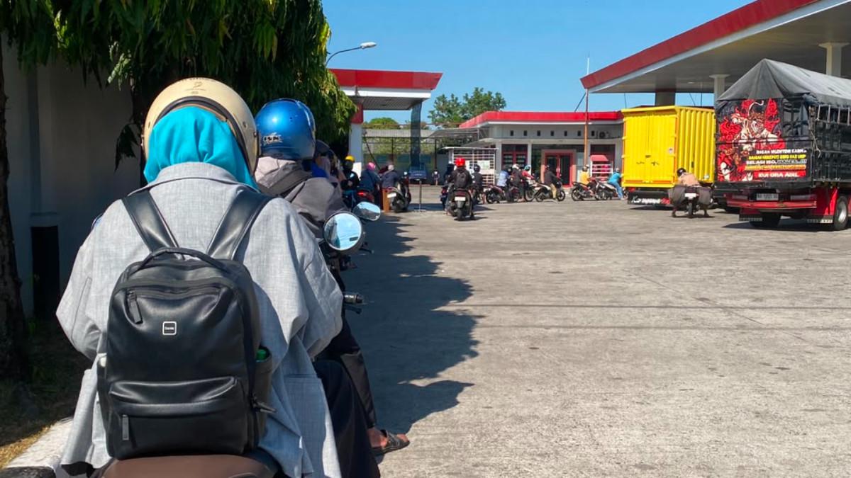 Pantauan TribunStyle.com di SPBU Sapen, Mojolaban, Sukoharjo, Jawa Tengah, Senin 29 Juni 2026 - Aulia, ibu rumah tangga asal Sukoharjo kini lebih memilih menggunakan Pertalite meski harus menghadapi antrean panjang di SPBU.