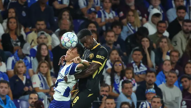 Pemain Manchester City Marc Guehi melompat menyundul bola bersama pemain Porto Pepe (kiri) dalam laga Liga Champions antara Porto vs Man City di Porto, Portugal, Selasa, 8 September 2026. (AP Photo/Luis Vieira)