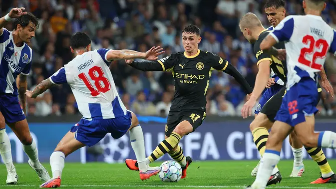 Pemain Manchester City Phil Foden (tengah) berusaha menggiring bola melewati pemain Porto Nehuen Perez dalam laga Liga Champions antara Porto vs Man City di Porto, Portugal, Selasa, 8 September 2026. (AP Photo/Luis Vieira)