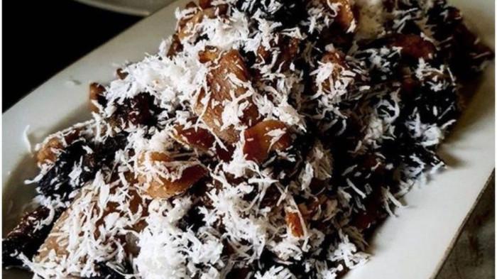 Gatot Singkong - Gatot singkong adalah makanan tradisional khas Gunungkidul yang terbuat dari singkong fermentasi dan parutan kelapa kukus.