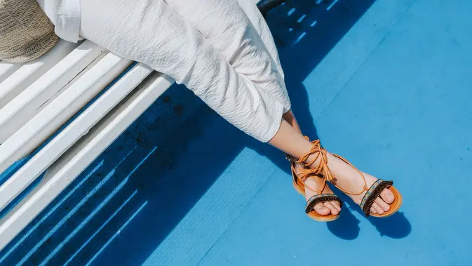 Ilustrasi menggoyangkan kaki saat duduk (Pexels)