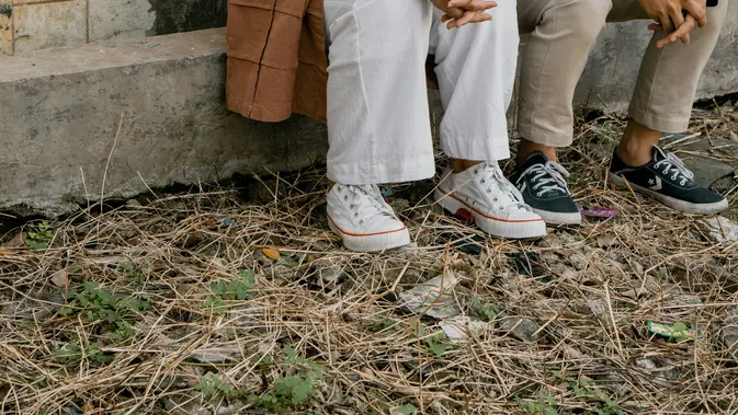 Ilustrasi menggoyangkan kaki saat duduk (Pexels)