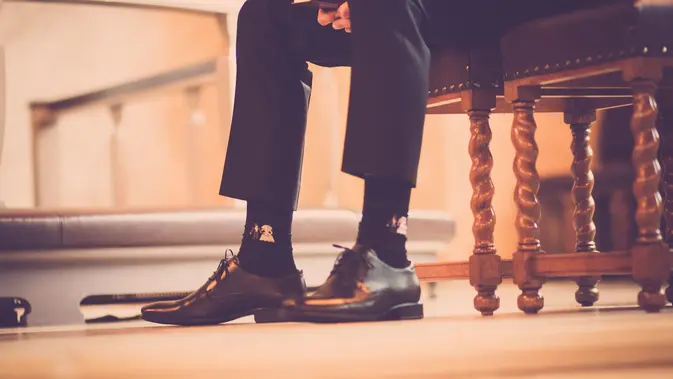 Ilustrasi menggoyangkan kaki saat duduk (Pexels)