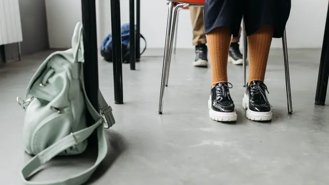 Ilustrasi menggoyangkan kaki saat duduk (Pexels)