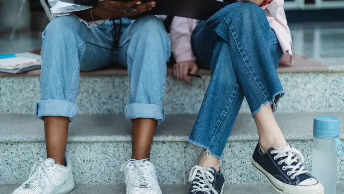 Ilustrasi menggoyangkan kaki saat duduk (Pexels)