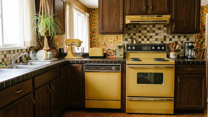 Dapur 70-an Harvest Gold: Kuning Pudar yang Jadi Andalan Dapur Keluarga. (AI Generated)