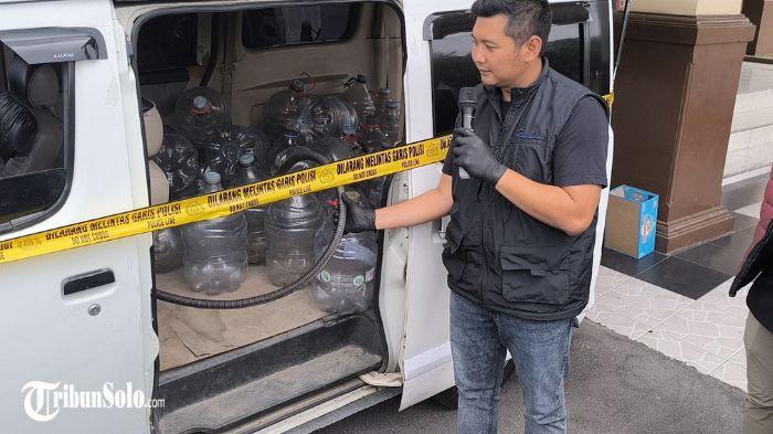 TIMBUN BBM - Polisi menunjukkan mobil yang dimodifikasi untuk penimbunan BBM Pertalite