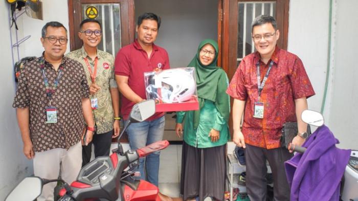 Apresiasi dilakukan dengan service visit oleh Management Astra Motor Jateng ke konsumen setia motor Honda dari dealer Astra Motor Gajahmada yang memiliki level Champion pada aplikasi Motorku XKiri Ke Kanan:- Muhammad Yusuf Retail Manager Astra Motor Jateng- Eka Nuldi Kepala Cabang Dealer Astra Motor Gajahmada- Yeni Angga Puspita Konsumen Loyal Tier Champion Motorku X dari Dealer Astra Motor Gajahmada- Budi Yanto Region Head Astra Motor Jateng