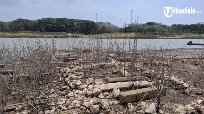 MAKAM KUNO - Potret munculnya makam kuno yang tenggelam oleh
