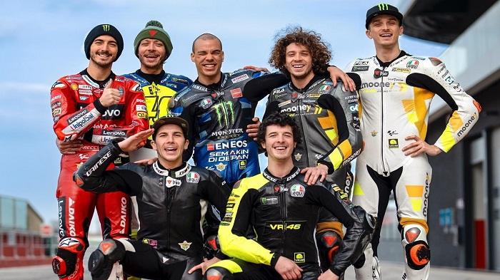 Valentino Rossi (kedua kiri atas) bersama para muridnya lulusa Akademi VR46 yang berlaga di MotoGP