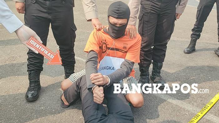 REKONSTRUKSI -- KL (46) ketika memperagakan detik-detik melakukan penikaman terhadap RS (14) saat rekonstruksi di Halaman Polres Bangka Selatan, Rabu (9/9/2026). Terdapat 12 reka adegan diperagakan oleh KL.