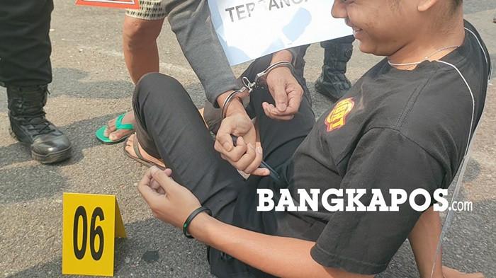 DITIKAM -- KL (46) ketika memperagakan detik-detik melakukan penikaman terhadap RS (14) saat rekonstruksi di Halaman Polres Bangka Selatan, Rabu (9/9/2026). Terdapat 12 reka adegan diperagakan oleh KL.