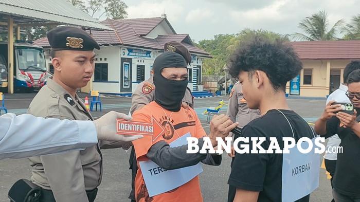 REKONSTRUKSI -- KL (46) ketika memperagakan detik-detik melakukan penikaman terhadap RS (14) saat rekonstruksi di Halaman Polres Bangka Selatan, Rabu (9/9/2026). Terdapat 12 reka adegan diperagakan oleh KL.