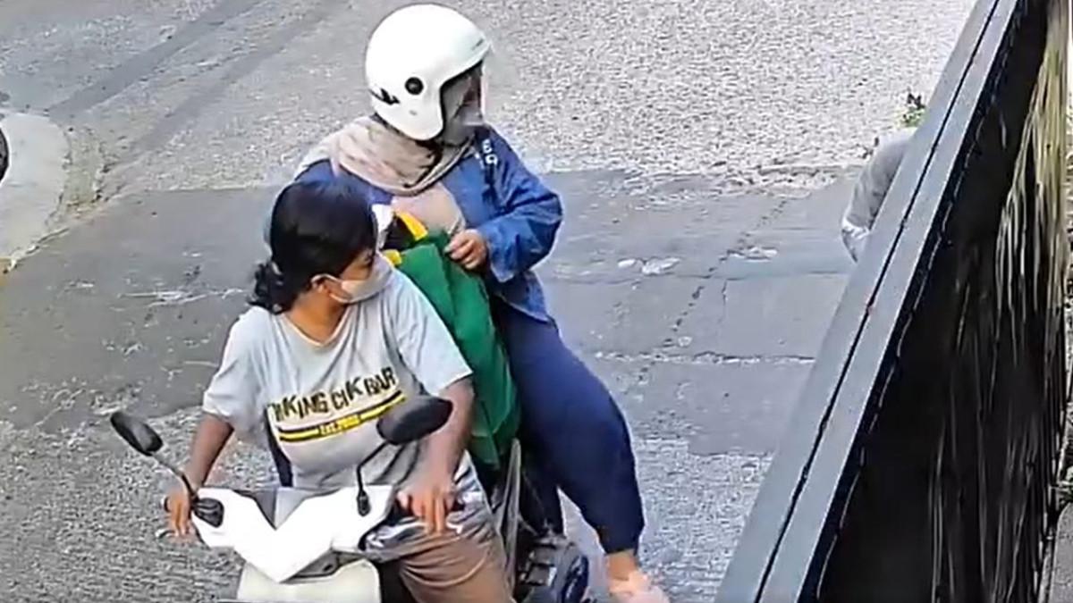 VIRAL MEDSOS - Momen saat pemilik rumah diberi makan dikira Dhuafa.
