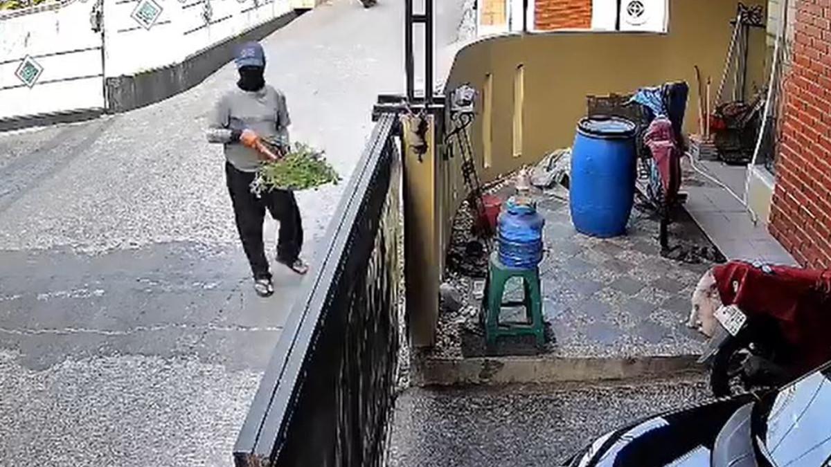VIRAL MEDSOS - Momen saat pemilik rumah diberi makan dikira Dhuafa.