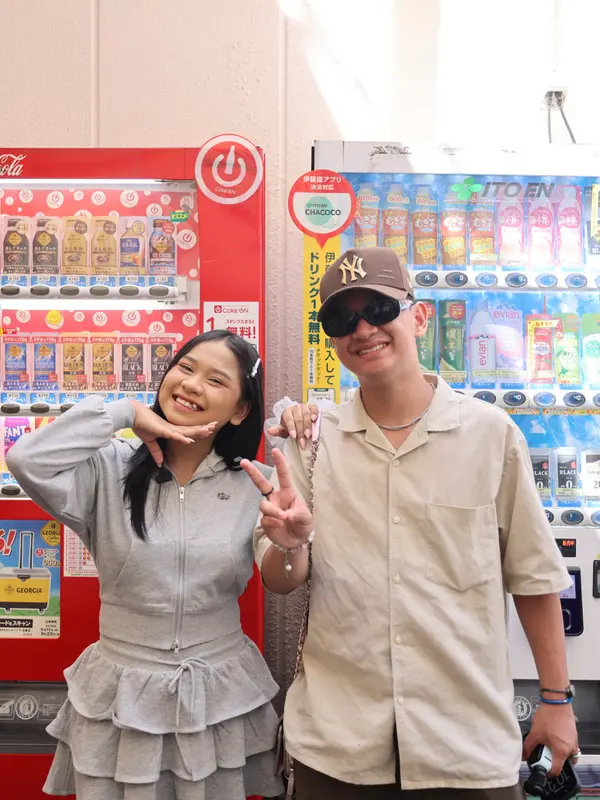 Itab dan April di Jepang (credit: instagram.com/da7_aprillll) Itab dan April berpose di depan vending machine (credit: instagram.com/da7_aprillll)