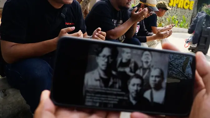 Sejumlah wartawan mengikuti doa bersama untuk mendoakan keselamatan lima jurnalis yang hilang kontak saat menjalankan tugas jurnalistik dalam peliputan erupsi Gunung Anak Krakatau di Depok, Jawa Barat, Kamis (10/9/2026). (KLY/Budy Santoso)