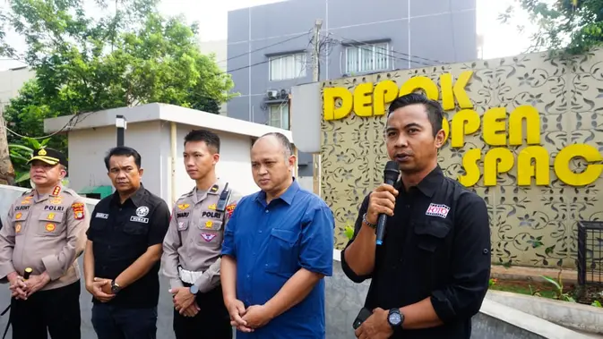 Wartawan dari sejumlah organisasi bersama Polres dan Pemkot Depok menggelar doa bersama bagi lima jurnalis yang hilang kontak saat meliput erupsi Gunung Anak Krakatau di Depok Open Space, Depok, Jawa Barat, Kamis (10/9/2026). (KLY/Budy Santoso)
