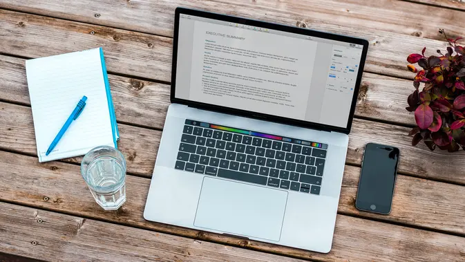 Ilustrasi laptop, mengetik, naskah, teks. (Photo by Bram Naus on Unsplash)