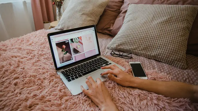 Ilustrasi Laptop di Atas Kasur/Photo by Marta Filipczyk on Unsplash