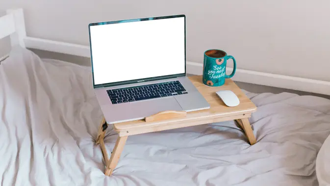 Ilustrasi Laptop di Kasur/Photo by Sincerely Media on Unsplash