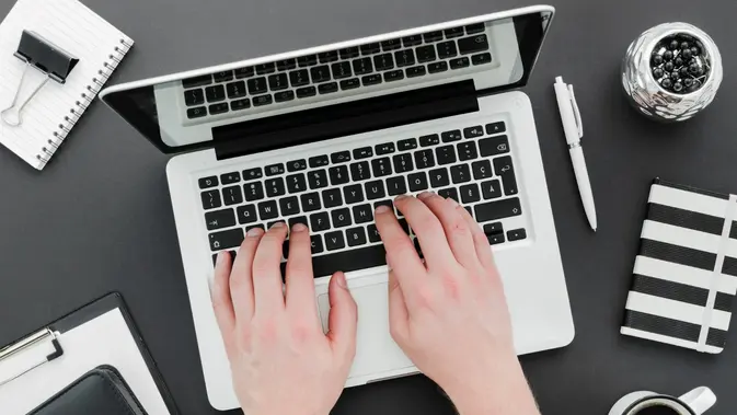 Ilustrasi Mengetik di Laptop (freepik)