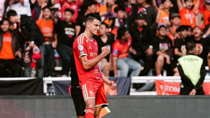 SELEBRASI - Aksi penyerang Persija Jakarta, Alexander Jeremejeff melakukan selebrasi setelah berhasil menjebol gawang Persib Bandung pada laga El Clasico Indonesia pekan kedua Super League di SUGBK, Sabtu (12/9/2026) sore WIB.
