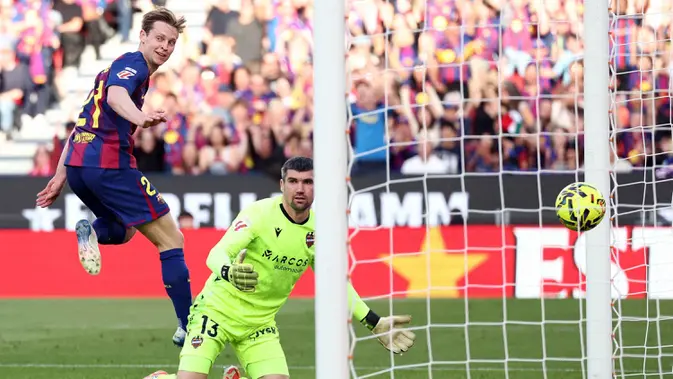 Bungkam Levante 3-0, Barcelona Gusur Real Madrid dari Puncak Klasemen Menit ke-32, gol Frenkie de Jong menambah keunggulan Barcelona atas Levante. Tampak dalam foto, gelandang Barcelona asal Belanda, Frenkie De Jong, saat mencetak gol kedua timnya selama pertandingan pekan ke-25 La Liga 2025/2026 melawan Levante UD di Stadion Camp Nou, Minggu 22 Februari 2026. (Josep LAGO/AFP)