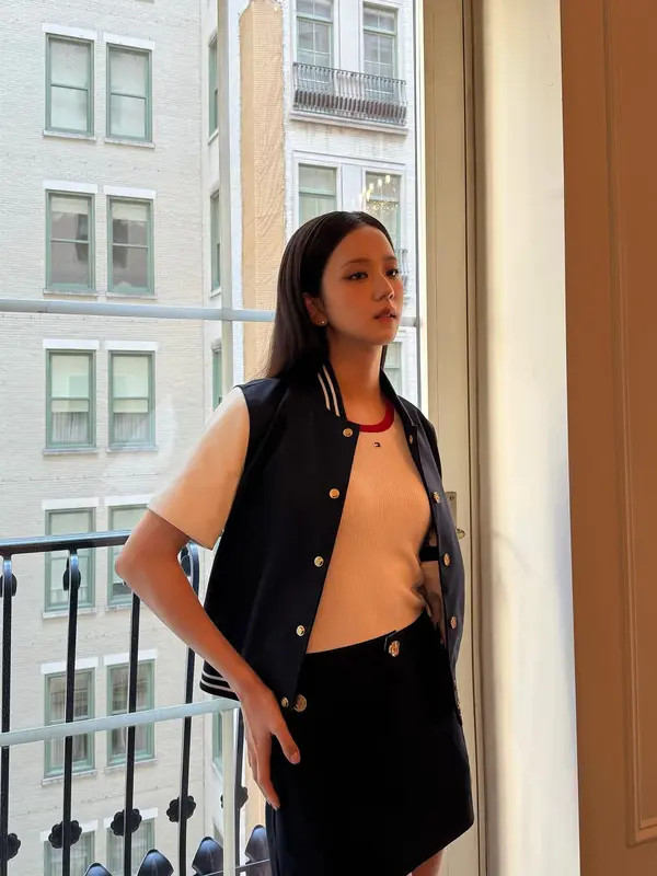 Jisoo BLACKPINK Pakai Koleksi Tommy Hilfiger (credit: instagram.com/sooyaaa__)