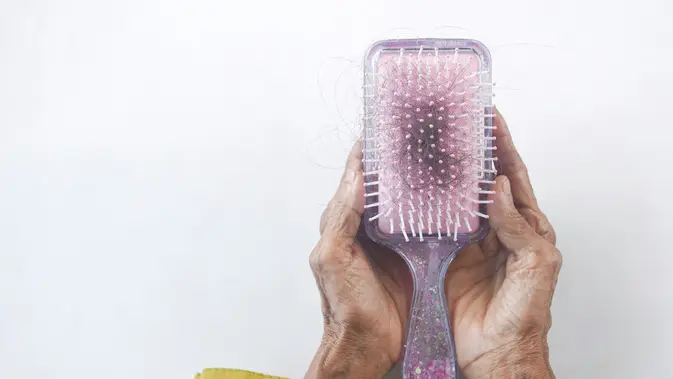 Ilustrasi rambut rontok (Sumber: Unsplash.com/Towfiqu Barbhuiya)