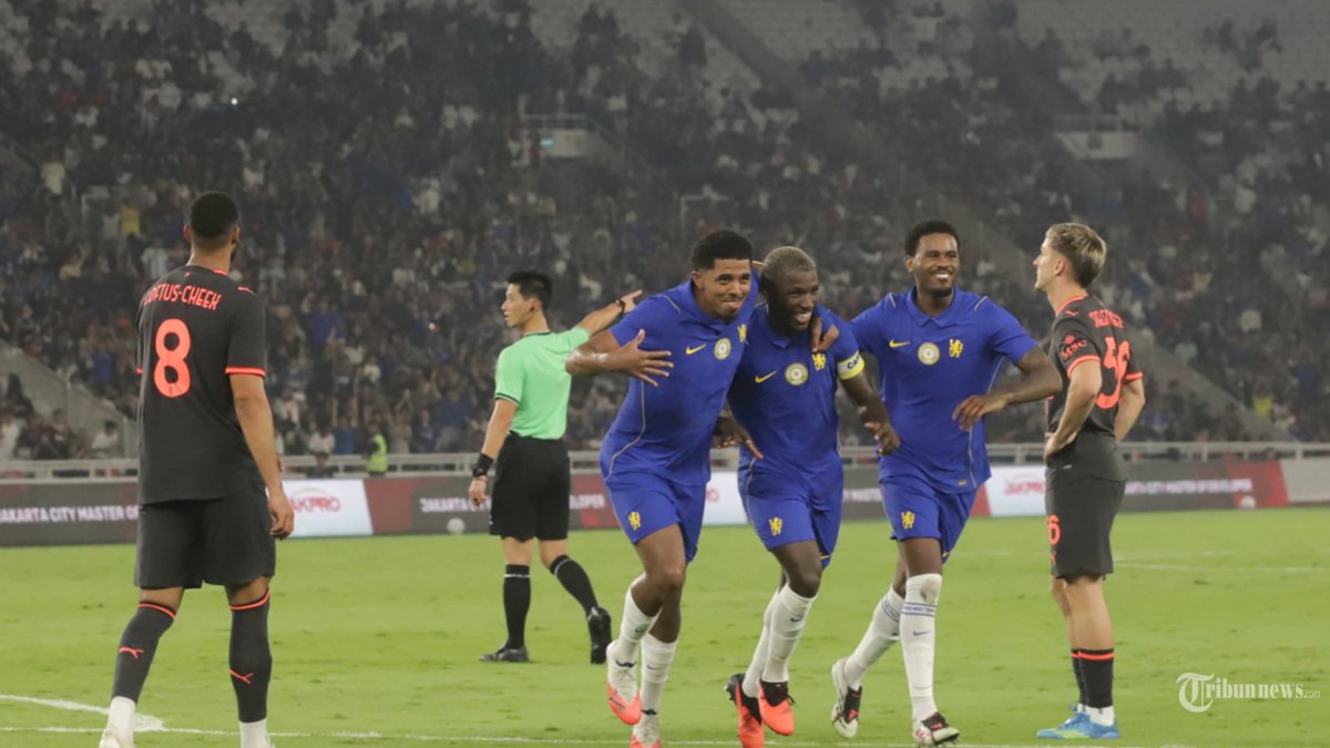 PRA MUSIM - Selebrasi para pemain Chelsea usai mencetak gol saat menghadapi AC Milan pada laga persahabatan pramusim di Stadion Utama Gelora Bung Karno (SUGBK), Jakarta, Sabtu (8/8/2026). Hingga pertandingan berakhir Chelsea menang telak 3-0 atas AC Milan. Tribunnews/Jeprima