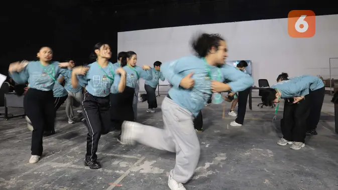 Sejumlah pemeran Home Sweet Loan The Musical berlatih adegan bersama di Jakarta, Senin (14/9/2026), menjelang pementasan di Graha Bhakti Budaya, Taman Ismail Marzuki. (KLY/Budy Santoso)