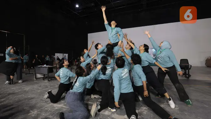 Para pemeran berlatih gerakan dan koreografi dalam sesi latihan Home Sweet Loan The Musical di Jakarta, Senin (14/9/2026). (KLY/Budy Santoso)