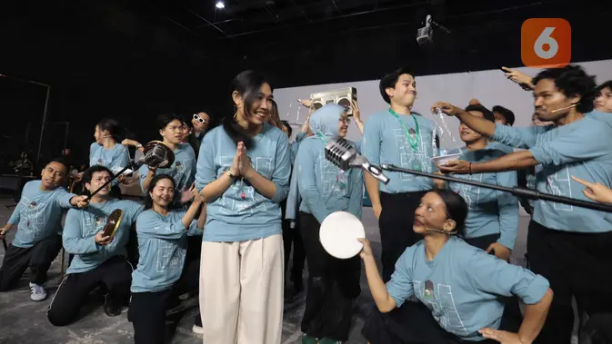 Para pemain Home Sweet Loan The Musical menjalani latihan di Jakarta, Senin (14/9/2026). Latihan dilakukan sebagai persiapan menjelang pementasan yang dijadwalkan berlangsung pada 30 September hingga 18 Oktober 2026. (KLY/Budy Santoso)