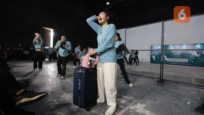 Sejumlah pemeran Home Sweet Loan The Musical berlatih adegan bersama di Jakarta, Senin (14/9/2026), menjelang pementasan di Graha Bhakti Budaya, Taman Ismail Marzuki. (KLY/Budy Santoso)