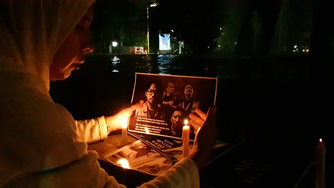 Pewarta Foto Indonesia (PFI) Medan bersama puluhan jurnalis dari berbagai media menggelar aksi solidaritas untuk mendoakan lima pewarta foto yang hilang kontak di Perairan Banten, Selat Sunda. (Liputan6.com/Reza Efendi)