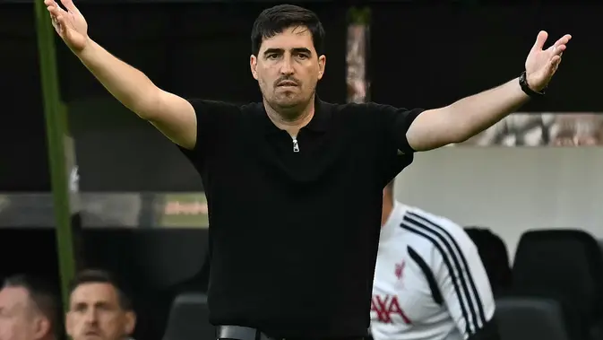 Andoni Iraola Manajer Liverpool, Andoni Iraola, memberikan instruksi dari pinggir lapangan saat laga Premier League antara Newcastle United dan Liverpool di St James' Park, Newcastle, 23 Agustus 2026. (Paul Ellis / AFP)