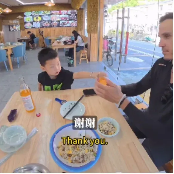 Jago Gaet Pelanggan! Bocah 5 Tahun Ini Viral saat Kerja di Restoran