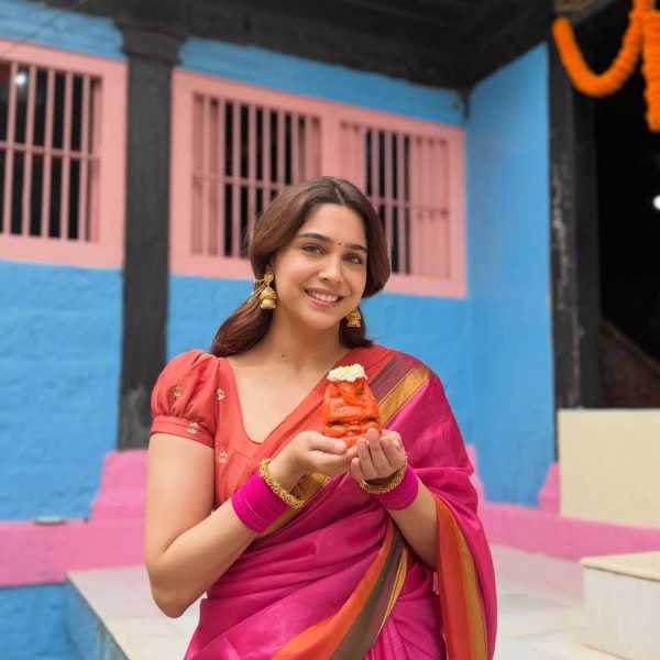 बॉलिवूड अभिनेत्री शर्वरी वाघ सध्या तिच्या कामासोबतच तिच्या साधेपणामुळेही चाहत्यांचं लक्ष वेधून घेत आहे. गणेशोत्सवाच्या निमित्ताने शर्वरीने तिच्या मूळ गावी मोरगाव इथं कुटुंबासोबत बाप्पाचं स्वागत केलं. मुंबईच्या झगमगाटापासून दूर आपल्या मातीशी जोडलेलं नातं जपत तिने गणेश चतुर्थी साजरी केली. 