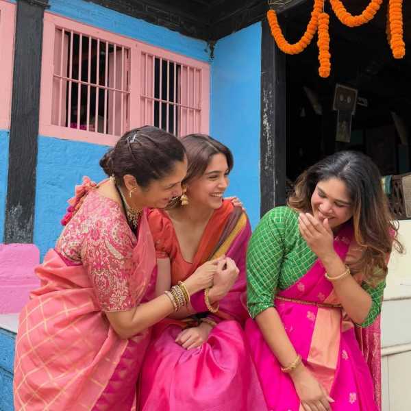 या खास क्षणांचे फोटो तिने सोशल मीडियावर शेअर केले असून तिच्या चाहत्यांना अभिनेत्रीची ही साधी आणि पारंपरिक बाजू पाहायला मिळाली. शर्वरीसाठी मोरगाव हे केवळ तिचं गाव नाही तर तिच्या कुटुंबाच्या आठवणी आणि परंपरांशी जोडलेलं खास ठिकाण आहे. त्यामुळे गणेशोत्सवाच्या निमित्ताने ती आवर्जून आपल्या गावी जाते. 
