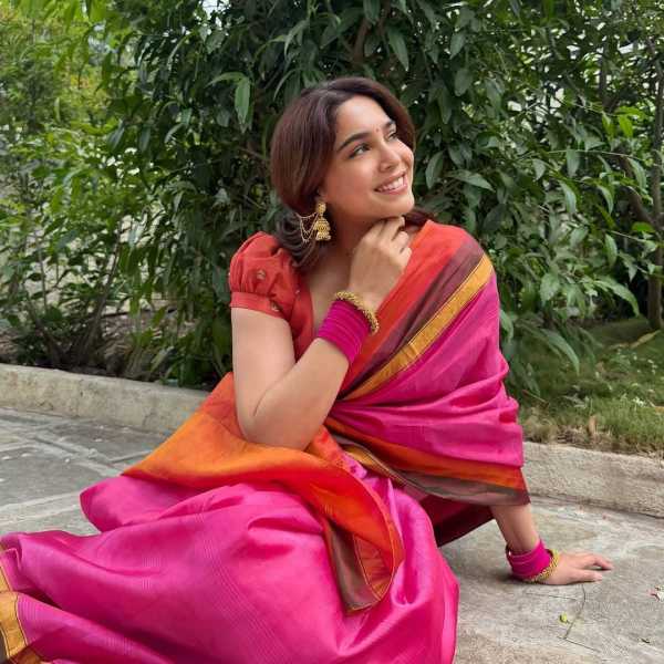 बॉलिवूडमध्ये व्यस्त वेळापत्रक असतानाही आपल्या कुटुंबासोबत सण साजरा करण्याला ती महत्त्व देते. यंदाही तिने गावातील घरात गणरायाची भक्तिभावाने पूजा केली. मोरगावमधील गणेशोत्सवाविषयी शर्वरीने व्यक्त केलेली भावना विशेष लक्षवेधी ठरली. ‘हेच ते ठिकाण आहे जिथून माझ्या वर्षाची सुरुवात आणि शेवट होतो’ अशा भावना तिने व्यक्त केल्या. 