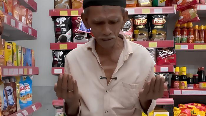 Jestham membantu bapak becak tukang becak