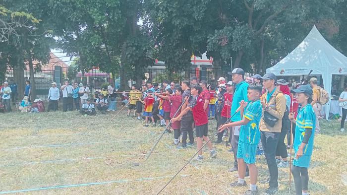 BERMAIN PERMAINAN TRADISIONAL - 522 pelajar dari kurang lebih 30 sekolah dasar di Kota Bogor mengikuti permainan tradisional di di Lapangan Luar GOR Pajajaran, Rabu (16/9/2026).