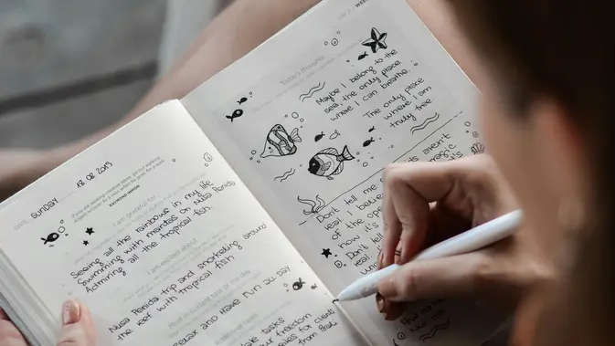 manfaat journaling Manfaat menulis jurnal. /copyright Unsplash/ Prophsee Journals