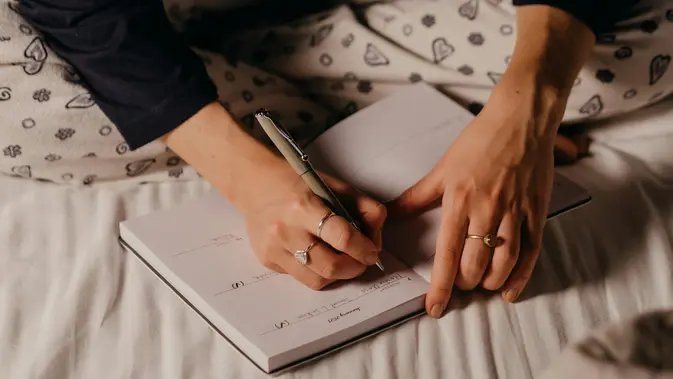 Menulis sebelum tidur membantu melepaskan beban pikiran dan mempersiapkan tubuh masuk fase istirahat lebih tenang [Dok/Pexels.com/Polina].