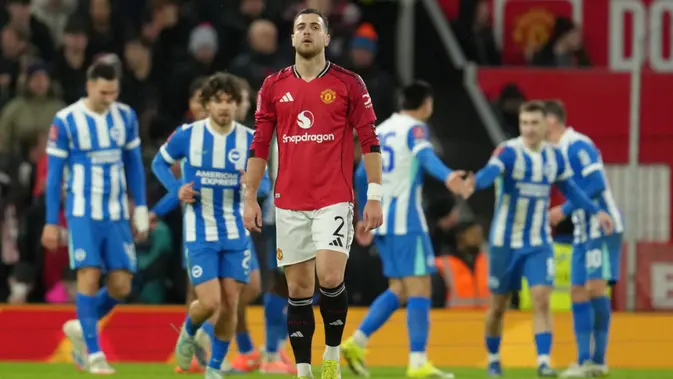 Diogo Dalot dari Manchester United berjalan ke tengah lapangan saat para pemain Brighton merayakan gol selama pertandingan putaran ketiga Piala FA antara Manchester United dan Brighton di Manchester, Inggris, Minggu, 11 Januari 2026. (AP Photo/Jon Super)