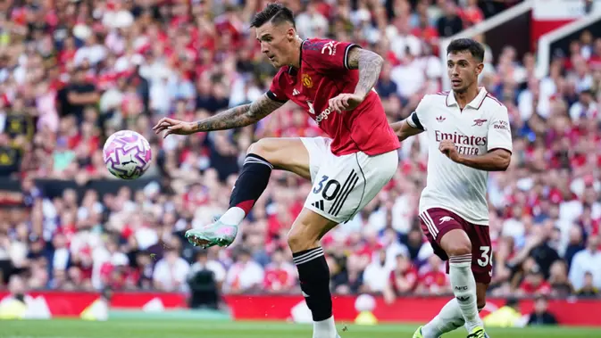 Martin Zubimendi dari Arsenal, kanan, menantang Benjamin Sesko dari Manchester United dalam pertandingan Premier League antara Manchester United dan Arsenal di Stadion Old Trafford di Manchester, Inggris, Minggu, 17 Agustus 2025. (Foto AP/Dave Thompson)